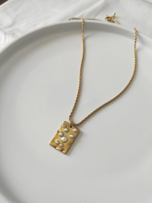 Pearl plate necklace